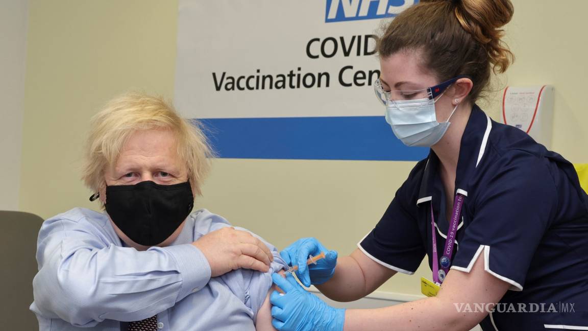 Vacunan a Boris Johnson con dosis de AstraZeneca