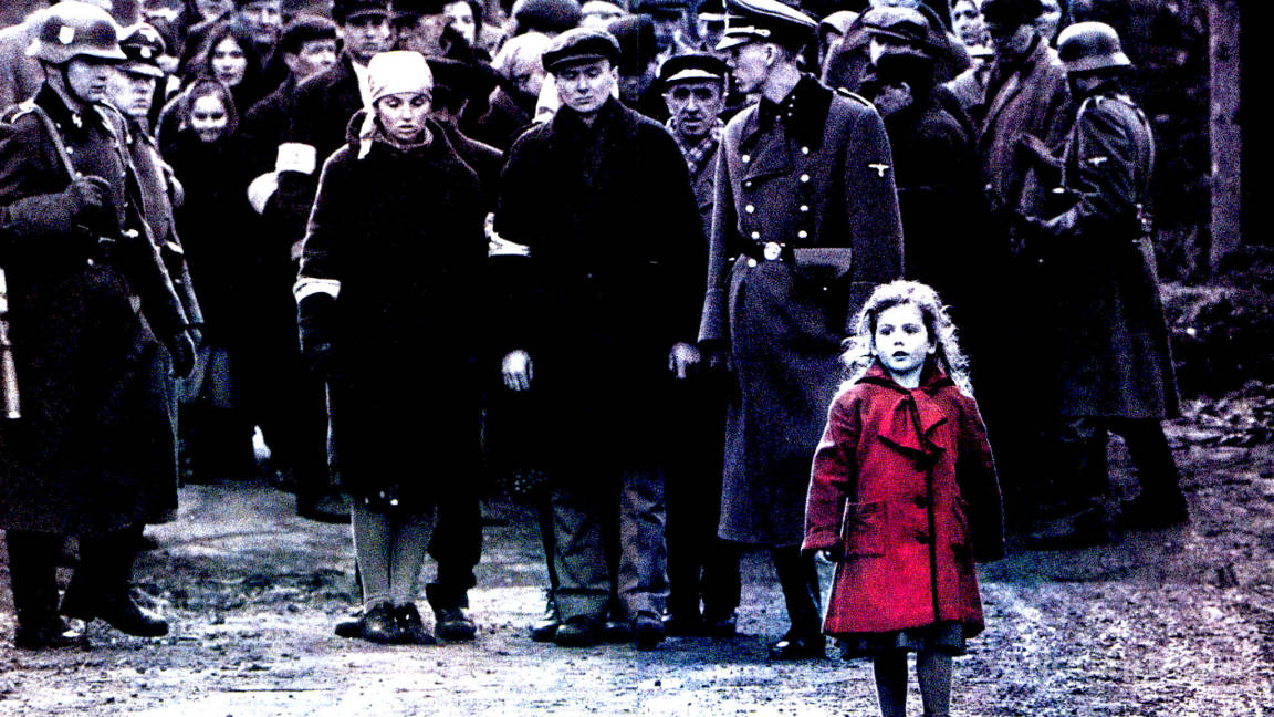 Así luce la 'niña del abrigo rojo' de 'La lista de Schindler' 25 años después