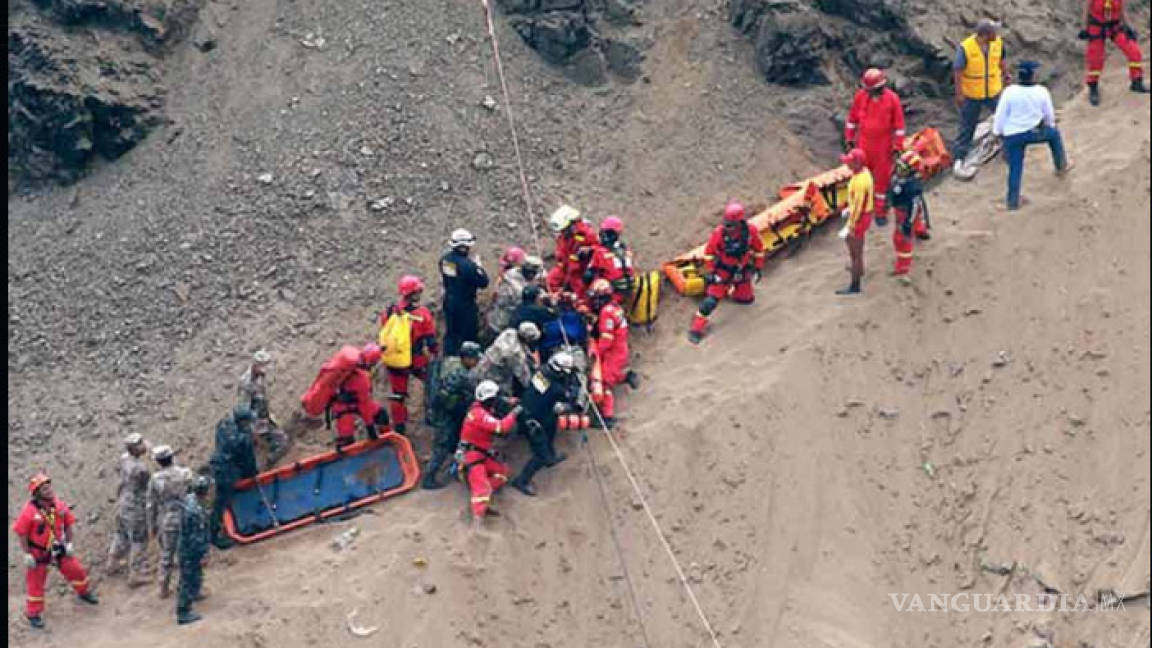 Mueren 21 tras caída de bus en Andes de Perú