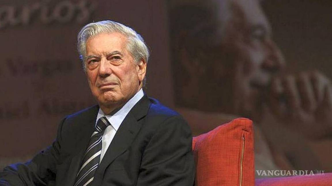 $!El escritor que vive en democracia puede despreciar la política: Vargas Llosa