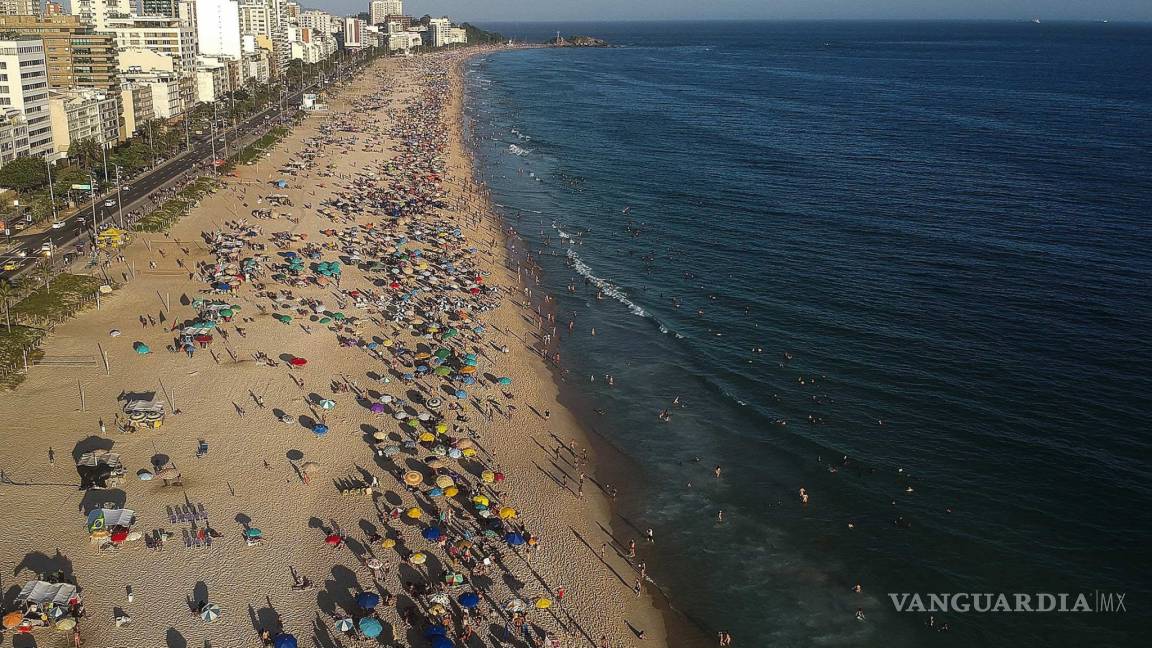 Sube la temperatura en Brasil... y los cariocas se van al mar
