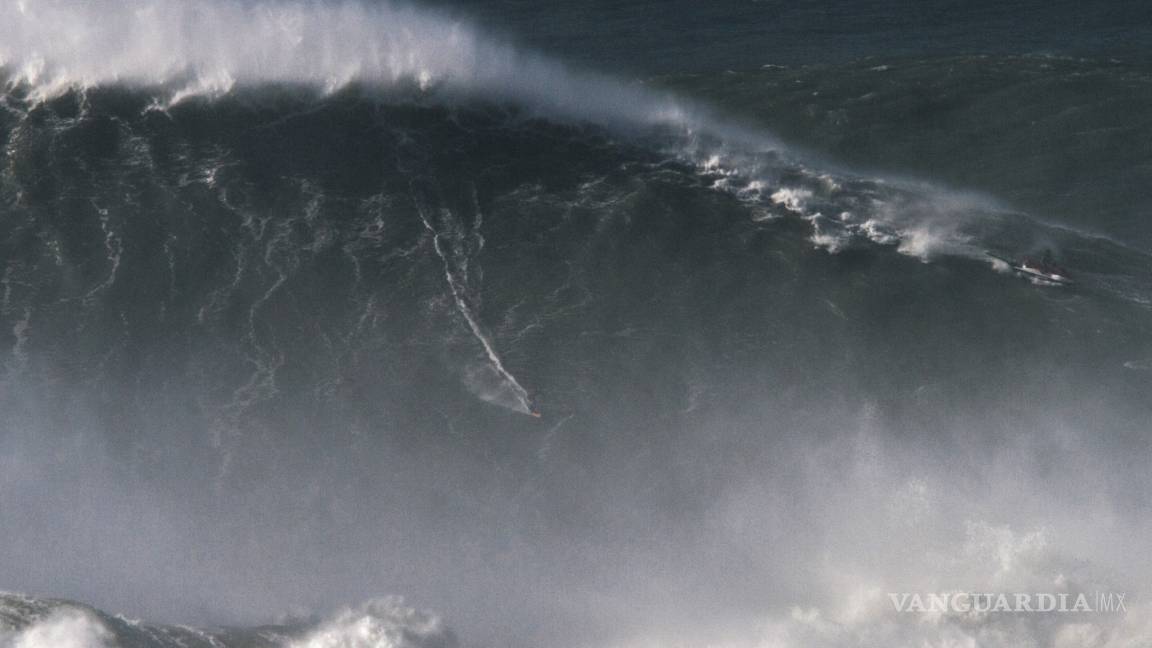 Brasileño impone récord mundial al surfear una ola de 24.3 metros