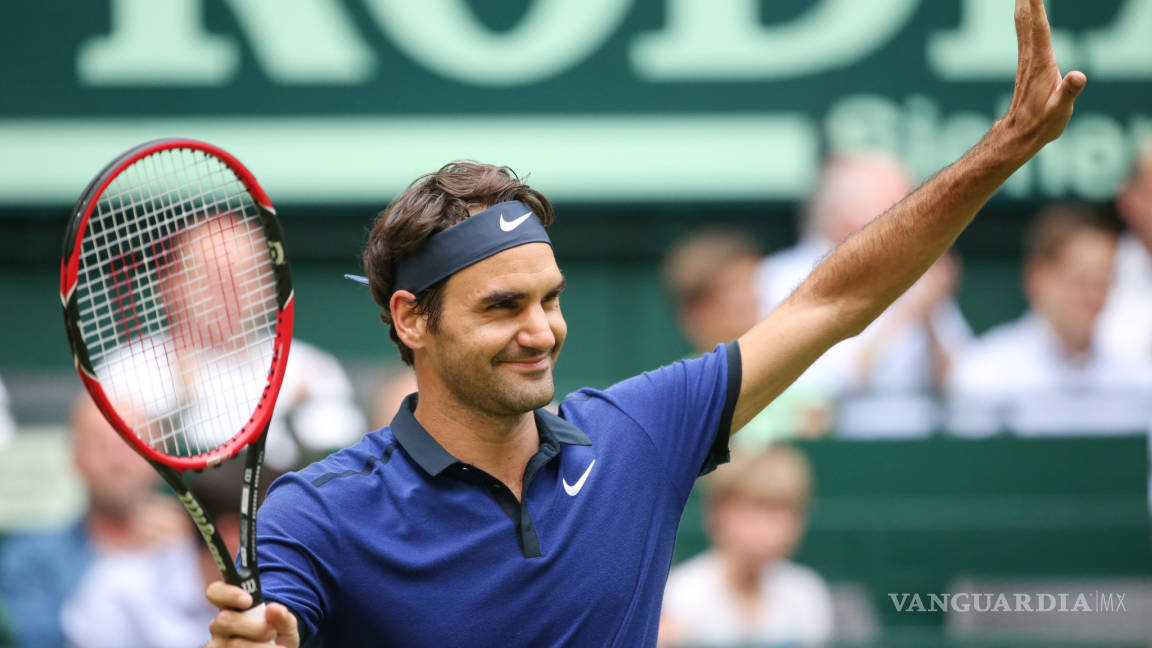 Federer con paso firme en césped