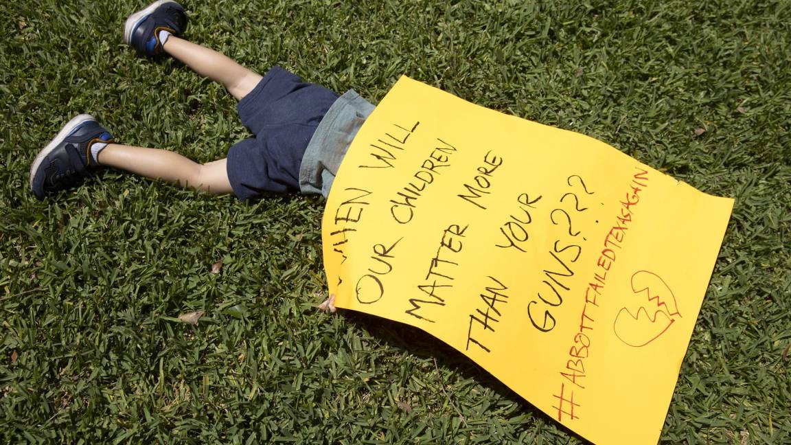 $!Remy Ragsdale, de 3 años, asiste a una protesta organizada por Moms Demand Action en la Mansión del Gobernador en Austin, Texas.