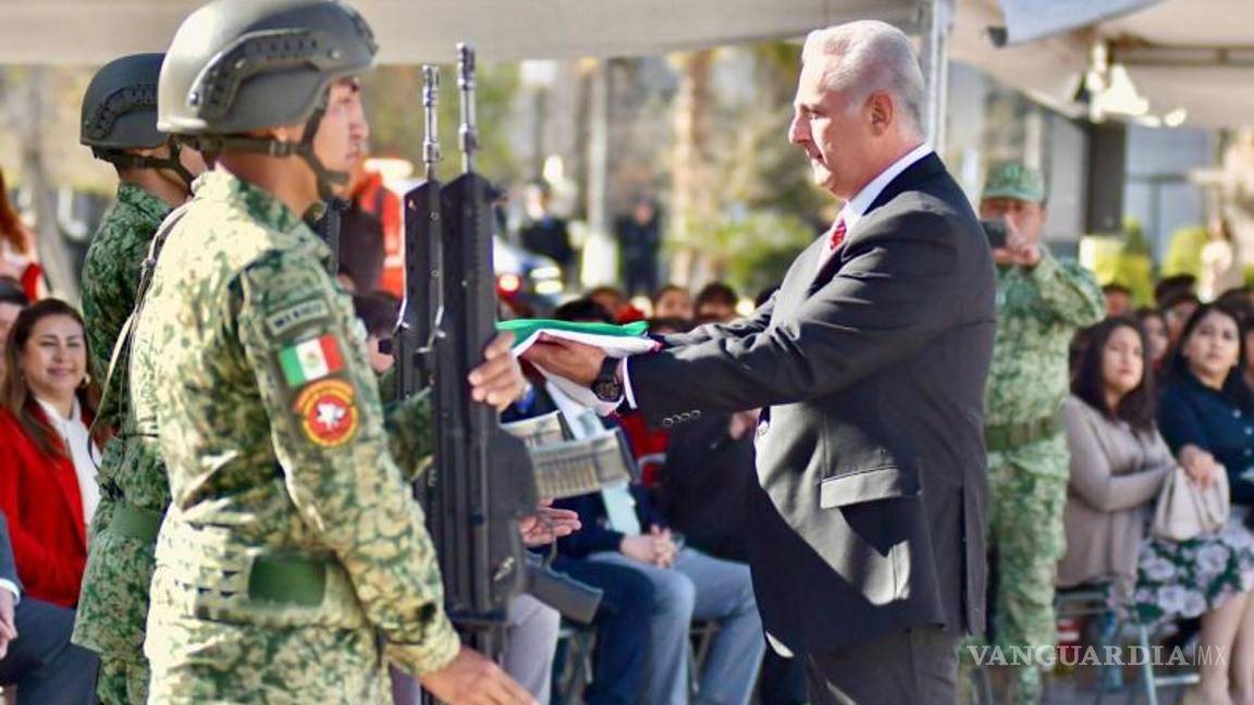 $!El alcalde de Torreón estuvo acompañado de autoridades militares, gubernamentales y educativas.