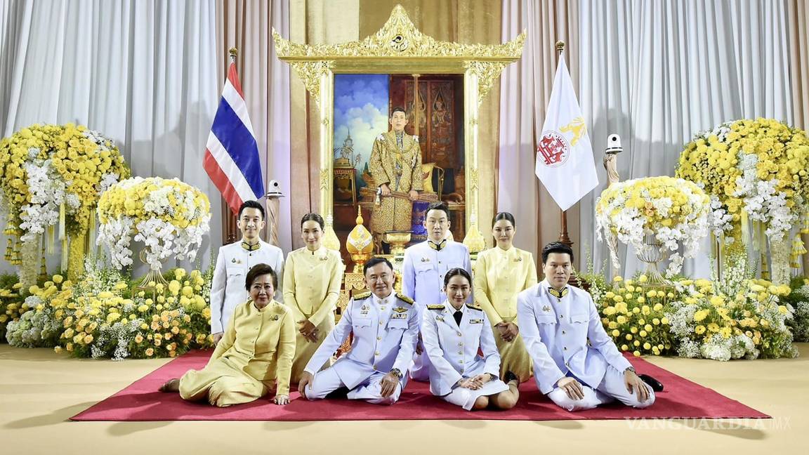 $!La primera Ministra de Tailandia, Paetongtarn Shinawatra (centro-derecha),y su padre, el ex primer ministro Thaksin Shinawatra (centro-izquierda).