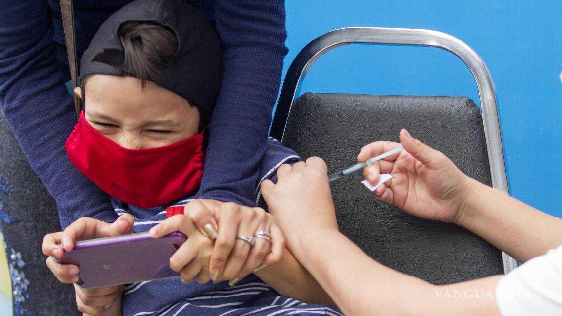 $!Un niño es vacunado contra la Influenza Estacional durante el inicio de la jornada nacional en el Hospital Materno Infantil en CDMX.