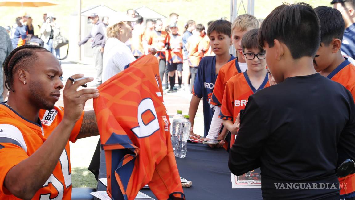 La leyenda de los Broncos, Brandon Marshall, premia a Coahuila campeones del Torneo Nacional de Tochito NFL