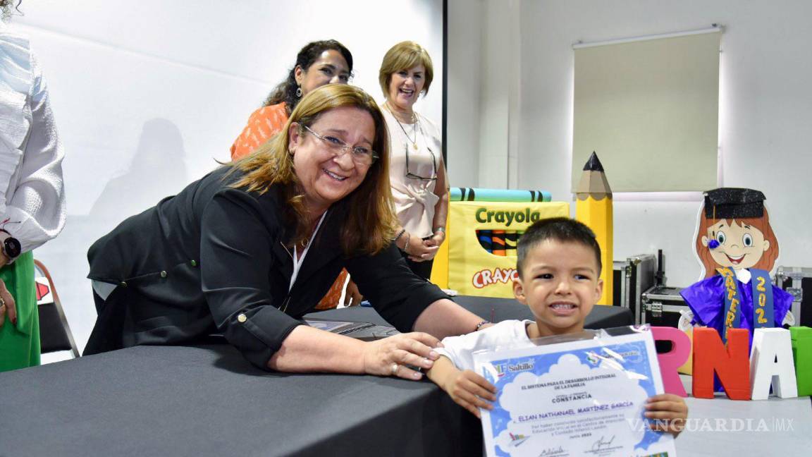 $!“La presidenta honoraria del DIF Saltillo, Beatriz Eugenia Dávila de Fraustro, felicita a los graduados durante la emotiva ceremonia de fin de cursos en los Centros de Atención y Cuidado Infantil.