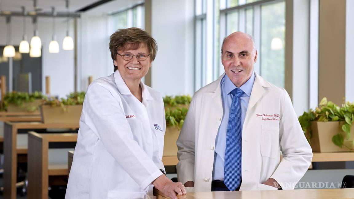 $!Fotografía proporcionada por de Penn Medicine muestra a la bioquímica húngara Katalin Karikó (izq.) y al médico y científico estadounidense Drew Weissman.