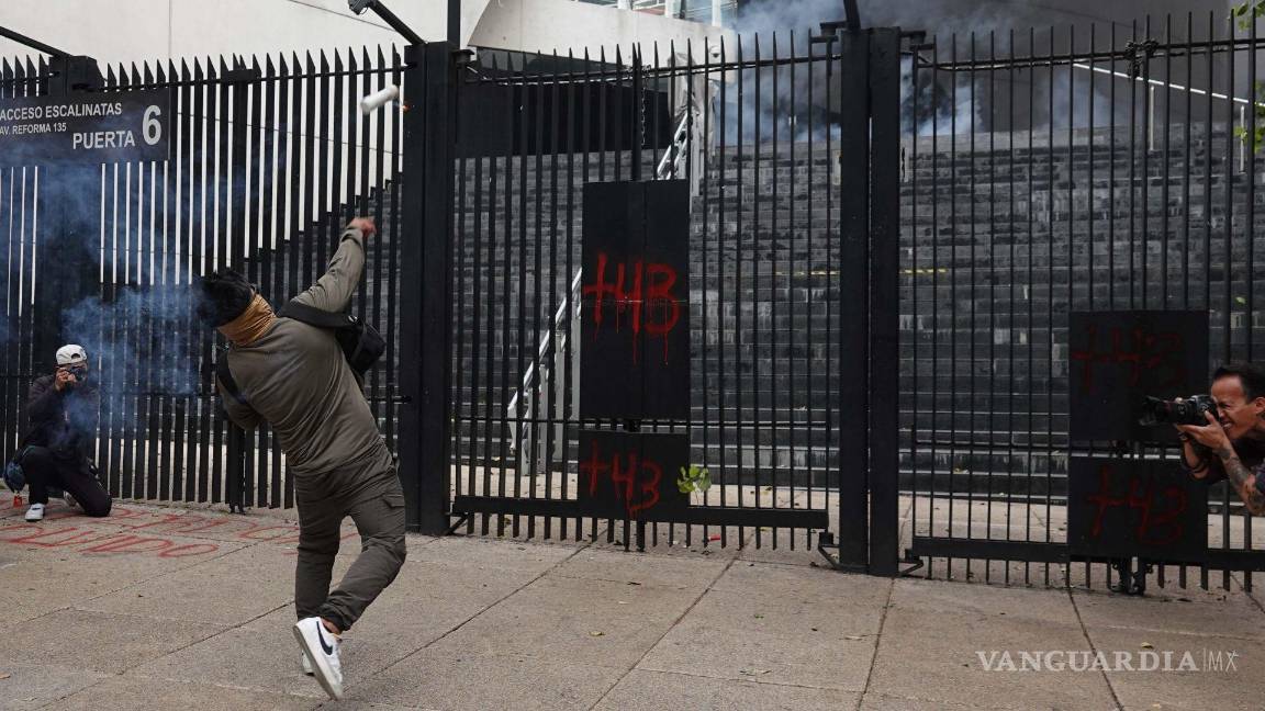 Lanzan petardos en protesta de normalistas Ayotzinapa contra Senado