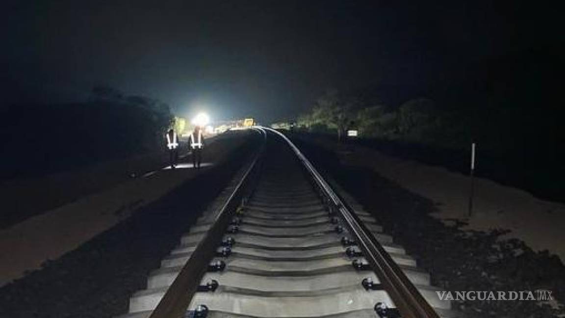 AMLO presume que obras del Tren Maya avanzan incluso en la noche; se inaugurará el año próximo, asegura