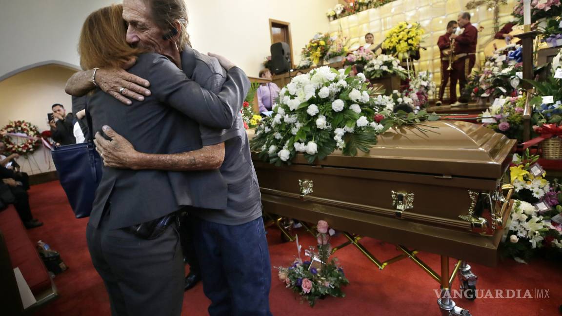 Antonio Basco no estuvo solo, cientos lo acompañan en el funeral de su esposa una de víctimas de la masacre en El Paso