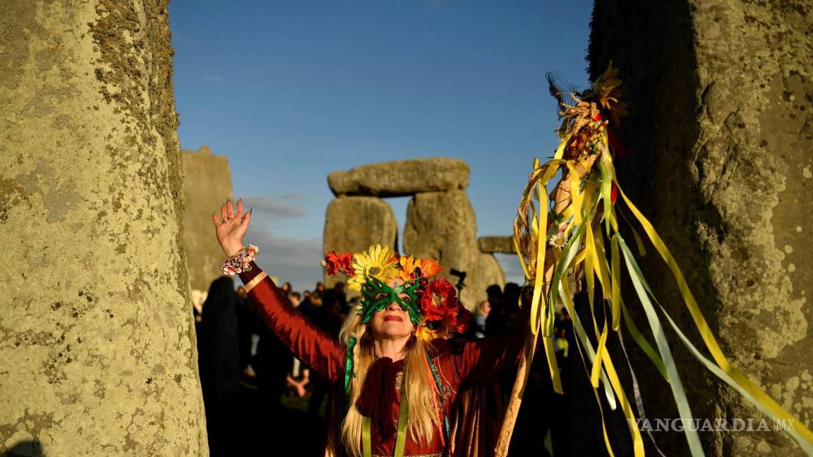 $!En Stonehenge se congrega miles de personas para recibir el solsticio de verano