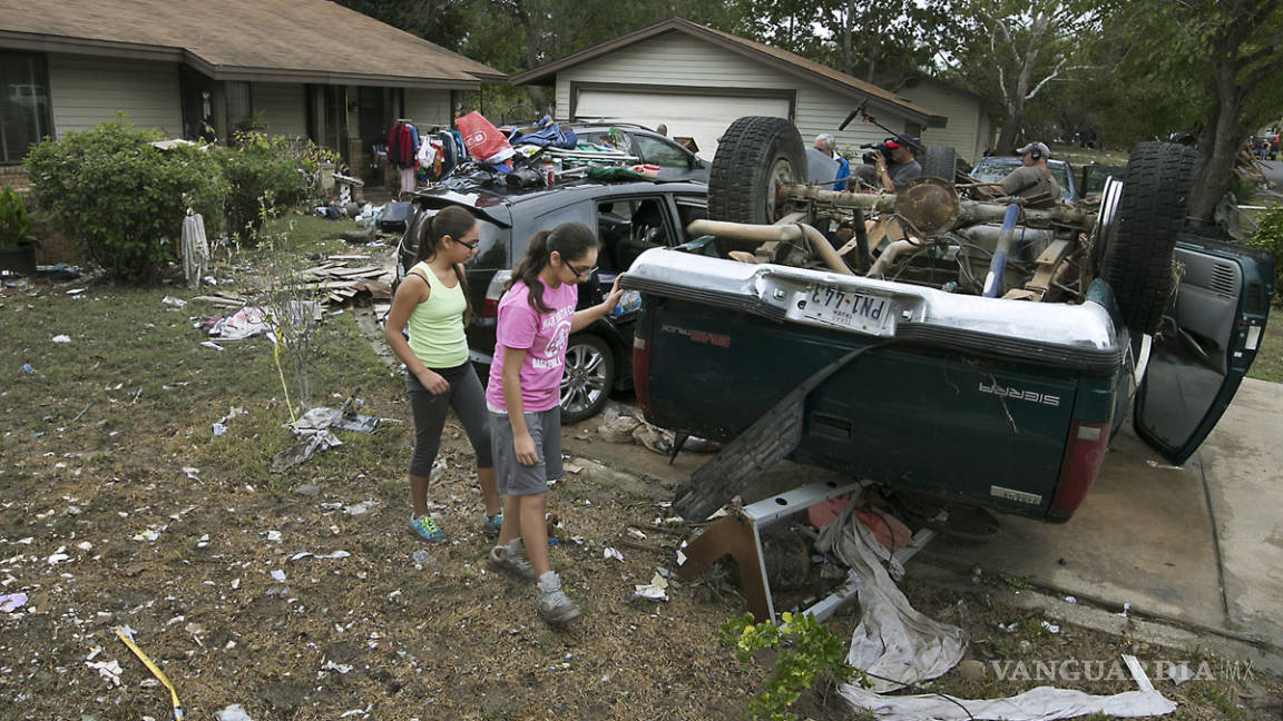 Mueren tres personas por inundaciones en Texas