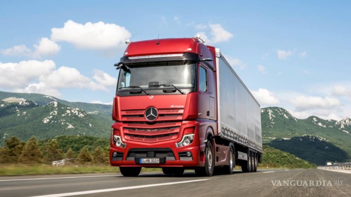 Daimler lanza su camión semiautónomo Actros