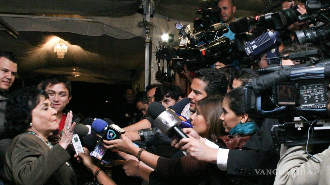 $!19 de agosto de 2010. Carmen Salinas durante la alfombra roja para el estreno de la obra de teatro La Güera Rodríguez en el Teatro Helénico. Cuartoscuro/Misael Valtierra