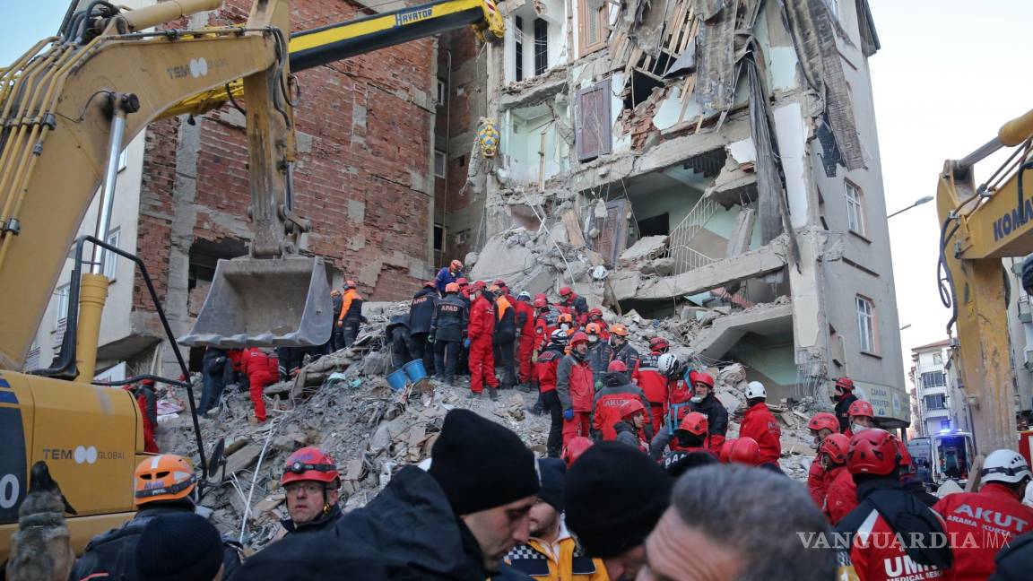 Intensifica Turquía rescate de víctimas tras sismo