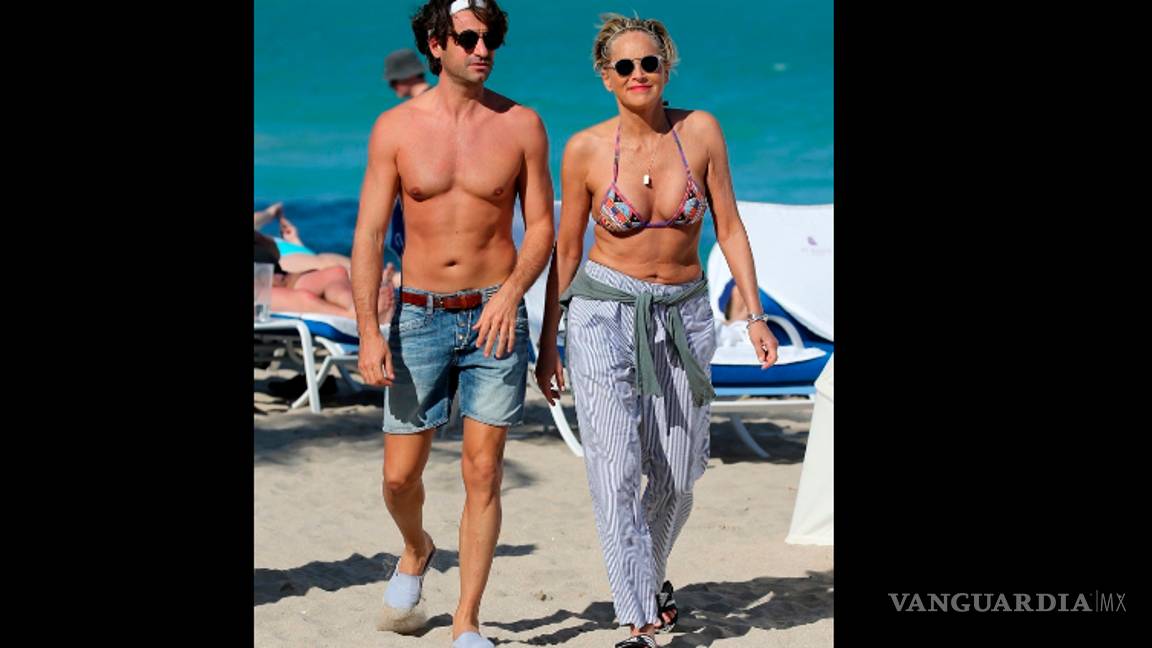 $!Captan a Sharon Stone celebrando en bikini con su novio