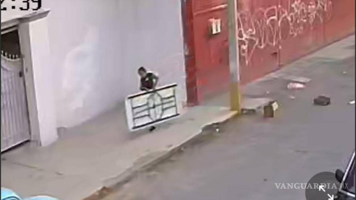 $!Momento captado por las cámaras de seguridad donde uno de los presuntos ladrones se llevó una mesa.