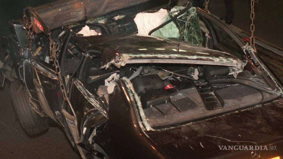 $!La policía retira el auto en el que Lady Di tuvo un accidente en el Túnel Alma de París en el que también murieron Dodi Fayed y su chofer el 31 de agosto de 1997.