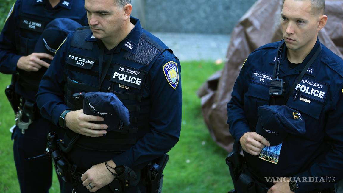 $!Agentes de la Policía de la Autoridad Portuaria asisten a la ceremonia de conmemoración anual en el Museo y Monumento Nacional del 11 de septiembre de 2021 en la ciudad de Nueva York. EFE/EPA/Chip Somodevilla