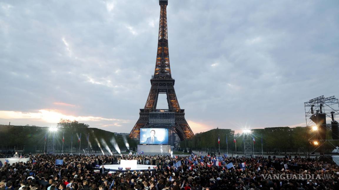 $!Macron tiene previsto intervenir cuando se conozcan datos concretos y luego celebrar su reelección en el Campo de Marte, el la gran explanada de hierba situada a los pies de la Torre Eiffel