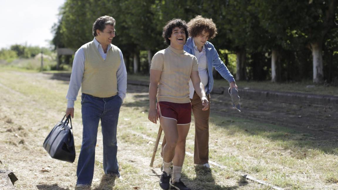 $!En esta imagen difundida por Amazon Prime Video, Nicolás Goldschmidt como Diego Armando Maradona, en el centro, en una escena de la serie biográfica “Maradona: sueño bendito”. AP/Amazon Prime Video