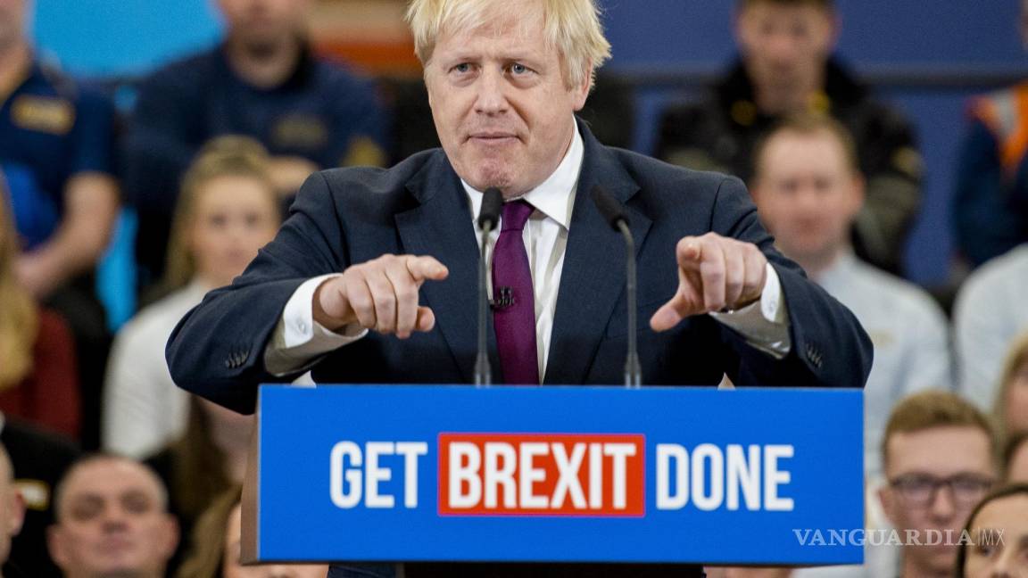 $!El primer ministro británico, Boris Johnson, en una visita al centro de fabricación de cabinas JCB, en Uttoxeter, Reino Unido, el 10 de diciembre de 2019.