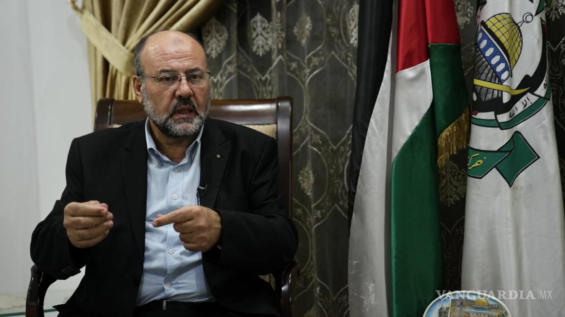 $!Ali Barakeh, miembro de los mandos exiliados de Hamas, durante una entrevista con The Associated Press, el lunes 9 de octubre de 2023, en Beirut.