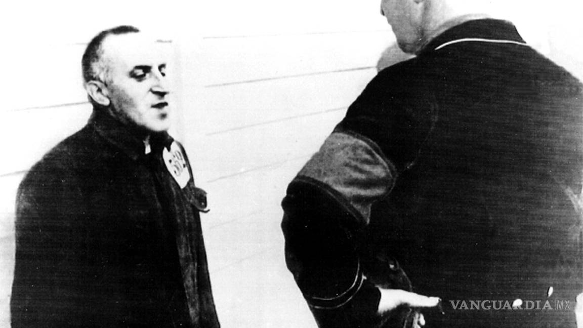 $!Esta imagen sin fecha muestra al periodista alemán Carl von Ossietzky, a la izquierda, prisionero en un campo de concentración.