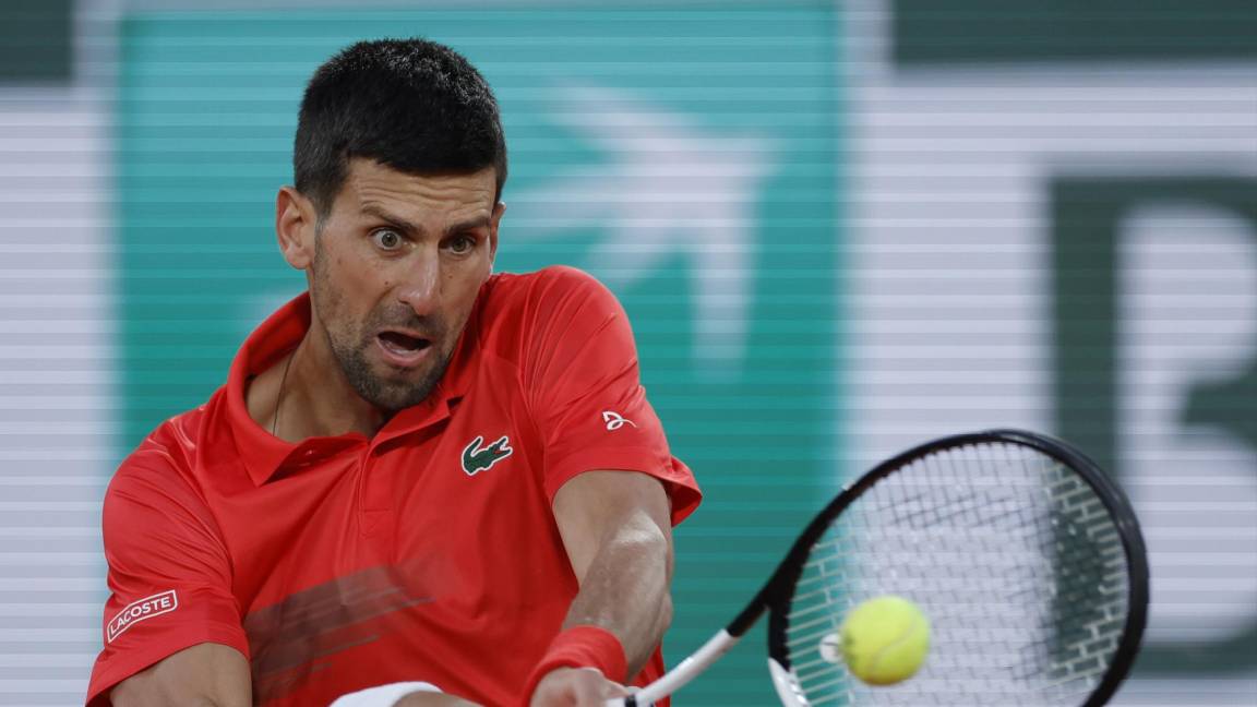 $!Novak Djokovic de Serbia juega contra Yoshihito Nishioka de Japón en el partido de primera ronda de sus hombres en Roland Garros en París, Francia.