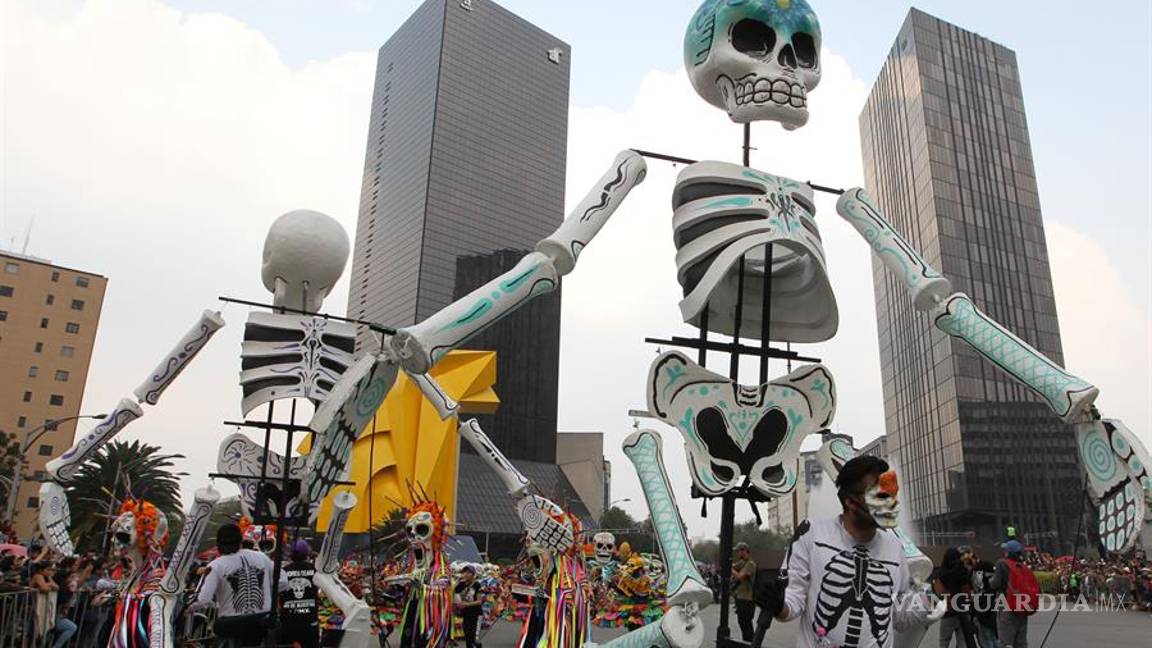 $!Los muertos toman calles de la Ciudad de México en un macrodesfile (fotos)