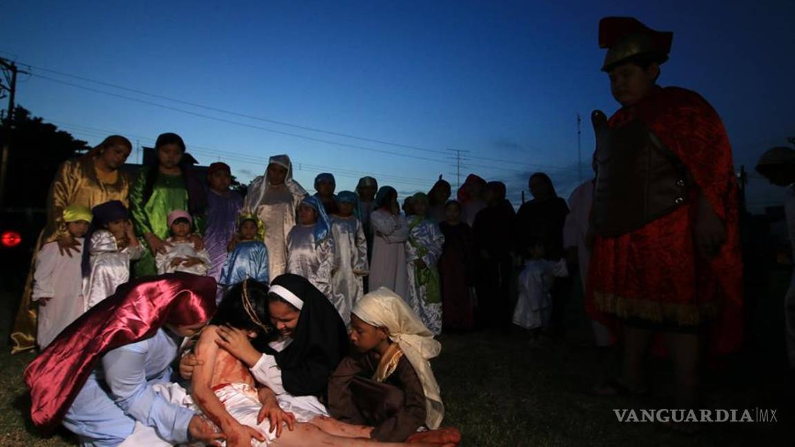 $!Viacrucis infantil pide el fin de la pandemia y los feminicidios en México