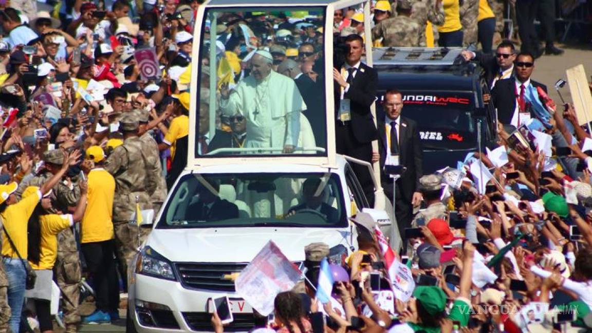 El papa recuerda las otras &quot;tormentas&quot; como la violencia o desempleo en Perú