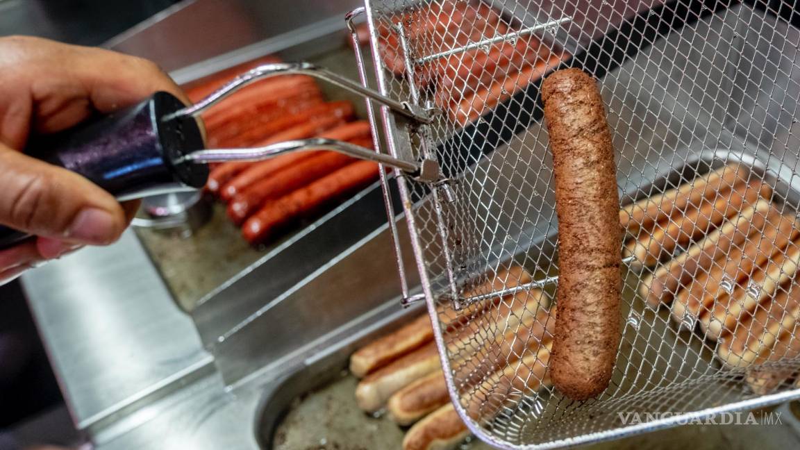 $!Se muestra una salchicha de curry vegana después de freírla en un puesto de salchichas “Best Worscht in Town” en Frankfurt, Alemania.