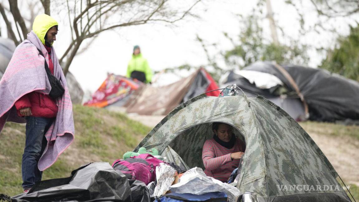 Cientos de migrantes en Matamoros buscan ansiosos ingresar a EU por medio de una app