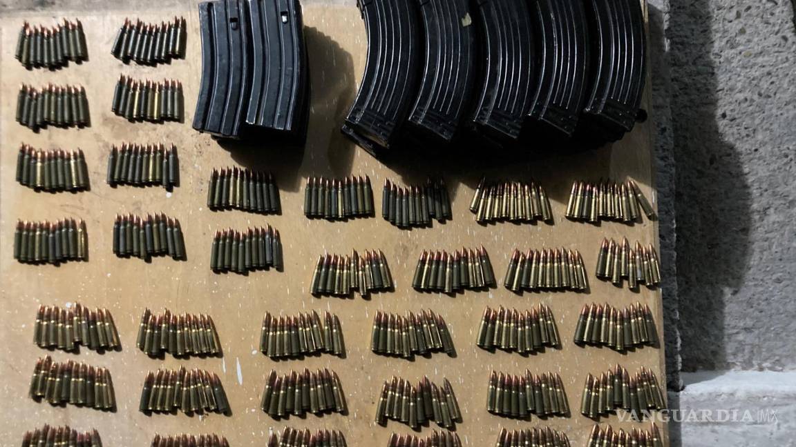 $!Armas largas, cargadores y equipo balístico fueron incautados durante el operativo en Guerrero, Coahuila.