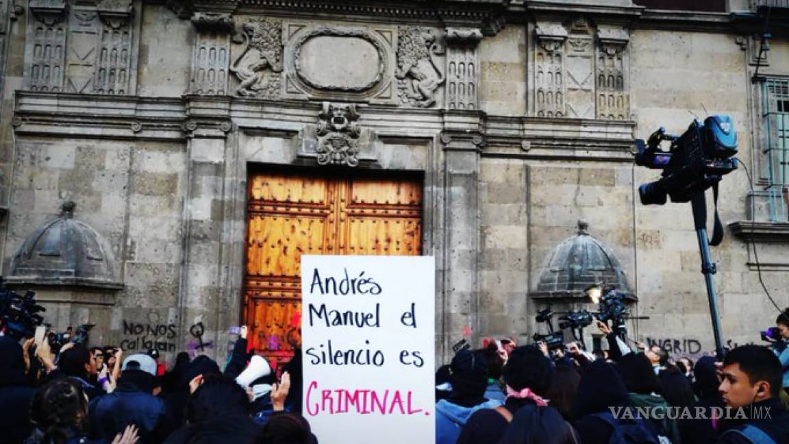 'Andrés Manuel el silencio es criminal', encapuchadas vandalizan Palacio Nacional por feminicidos