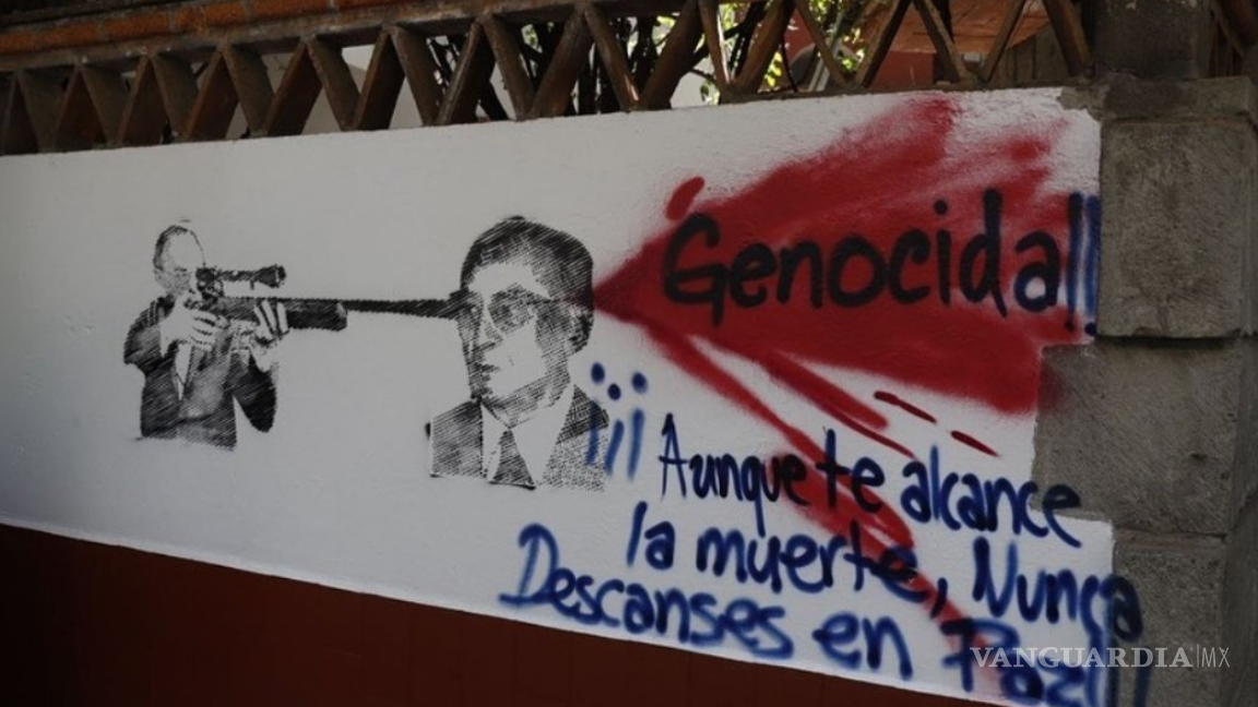 $!El 10 de junio de 2021, activistas y estudiantes marcaron la fachada de su casa con pintas y pancartas donde lo señalan como genocida.