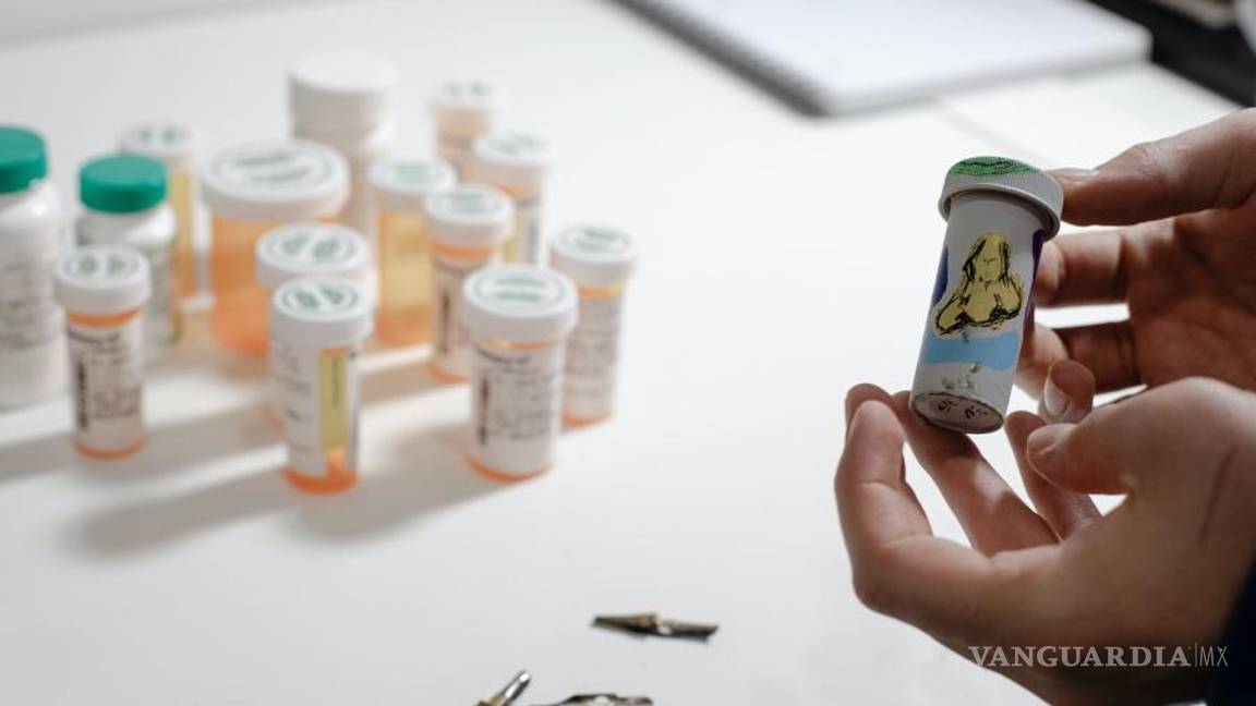 $!Obra de arte en uno de los muchos frascos de pastillas para medicamentos que le recetaron a Aidan para sus tics involuntarios, en la casa de la familia en Calgary.