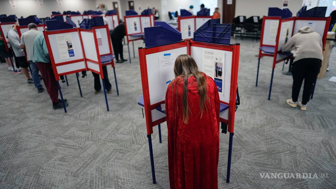 $!Los votantes llenan sus boletas durante la votación anticipada en persona en la Junta Electoral del Condado de Hamilton en Cincinnati.