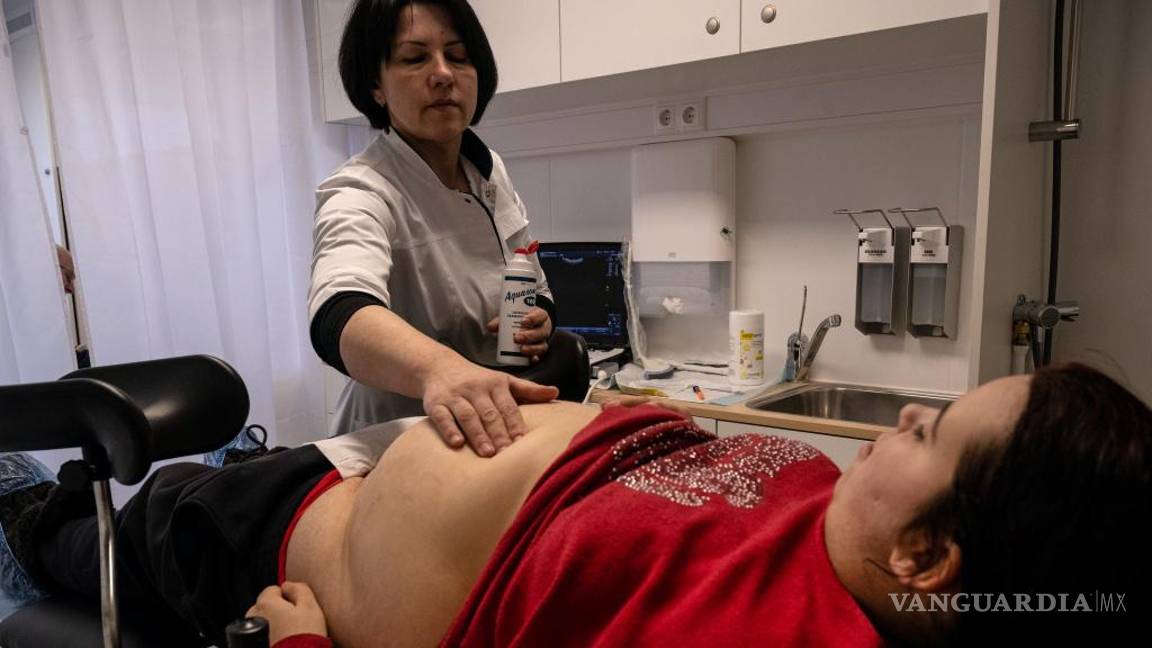 Medicinas y la esperanza llegan a los pueblos de Ucrania en una camioneta