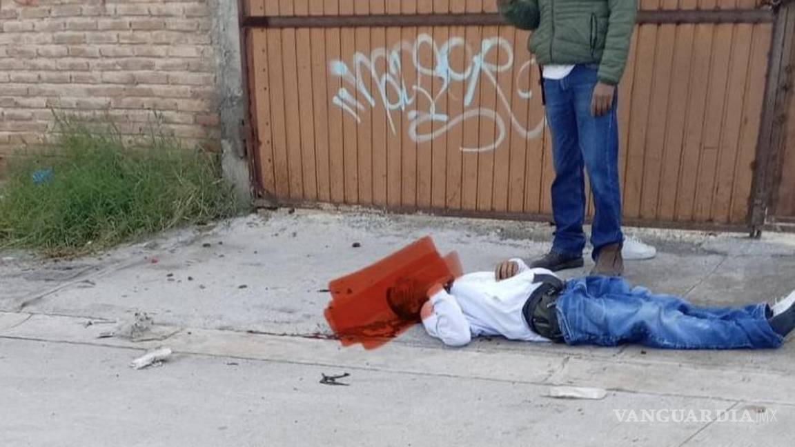 $!Las autoridades de Saltillo inspeccionan la escena del accidente en el cruce de Camino a Cañón de San Lorenzo y Fernando Montes de Oca.