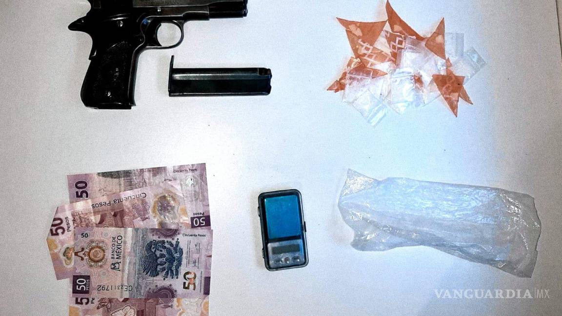 $!Elementos de seguridad decomisaron un arma de fuego y diversas dosis de drogas durante el operativo.