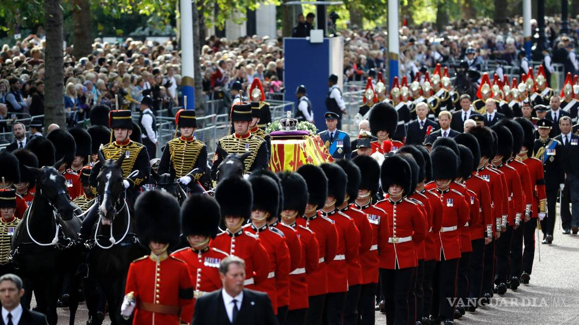 $!El ataúd con el cuerpo de la Reina Isabel II es transportado Westminster Hall, seguido por miembros de la familia real. en Londres.