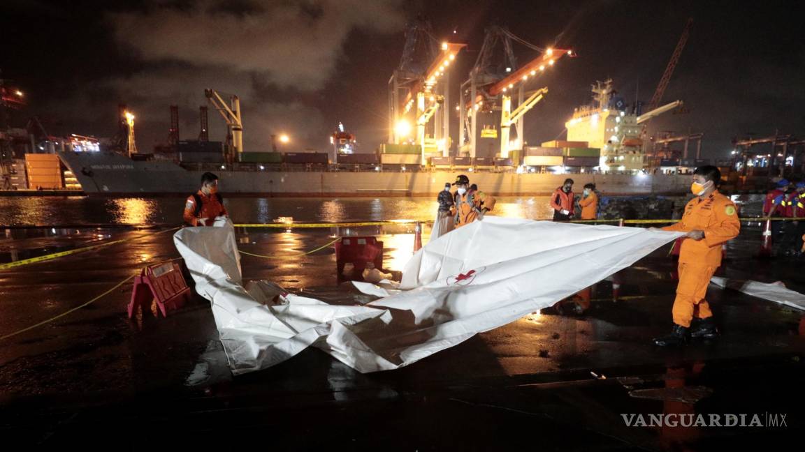 Avión de Indonesia desaparece con 62 personas a bordo