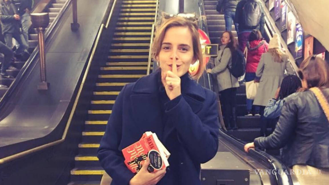 Emma Watson está escondiendo libros en el metro de Londres