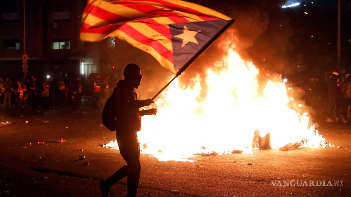 Explota protesta separatista en clásico de futbol en Barcelona