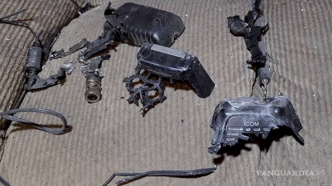 $!Esta toma de video muestra un walkie-talkie que estalló dentro de una casa, el miércoles 18 de septiembre de 2024, en Baalbek, en el este de Líbano.